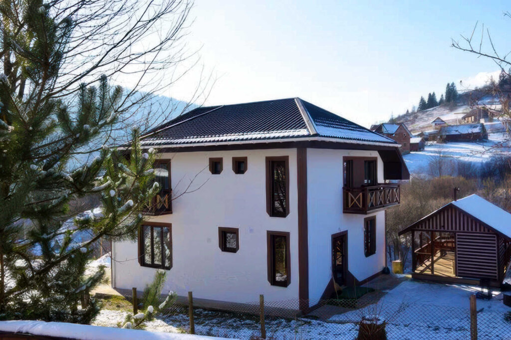 Двоповерховий котедж на 10-12 осіб.