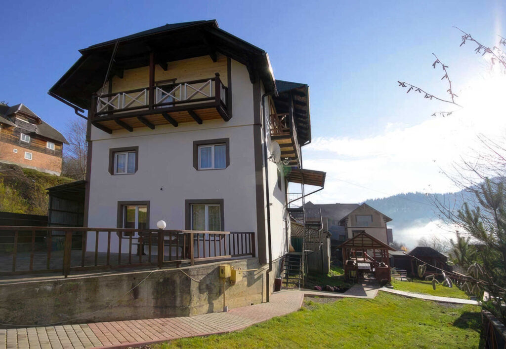 Триповерховий будинок на 18-22 місць.